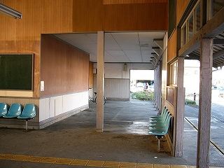 上の写真の右手の光景。正面には外に直接面した回廊、右手には駅舎の出入り口。