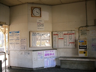 壁になった出札口。時刻表や運賃表が掲げられている。