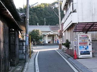 細い道の先に駅舎の一部が垣間見える。