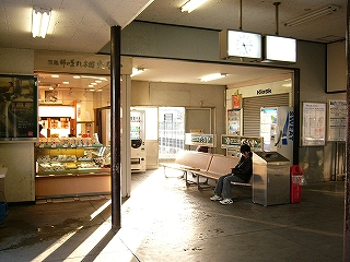 椅子を挟むようにして柿の葉寿司の店とKiosk.
