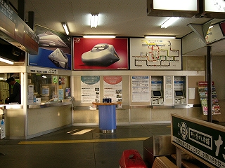 出札口と二台の自動券売機。上部には新幹線のポスターが飾られている。