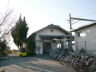 自転車の並びの先にある駅舎。