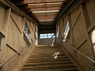 白塗りの木造の壁に囲まれた階段。