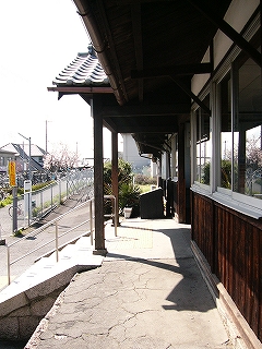 駅舎の壁とさサッシの窓。