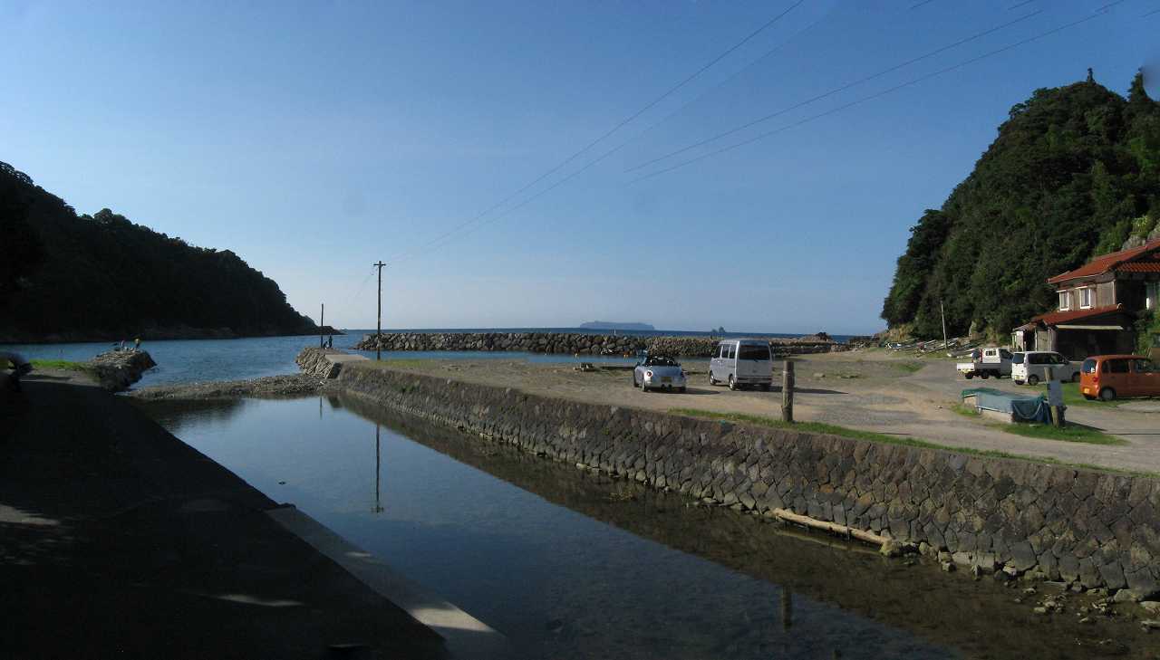 飯井港。川が海に注ぐ。