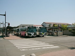 バス乗り場に停車している二台のバス。深緑と白色を基調としたバスだ。