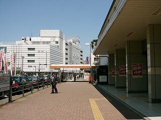広い歩道、右手に駅舎。