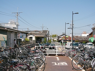 赤茶けた鉄板の上に多くの自転車が並んでいる。