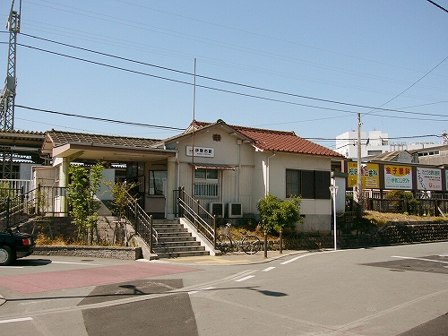 小さなモルタルの駅舎。