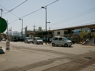 駅前の道路は少し広め。自動車が三台並んでいる。