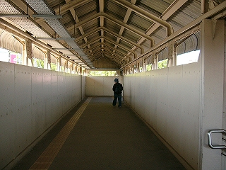 壁が白い鉄板になっている跨線橋内。