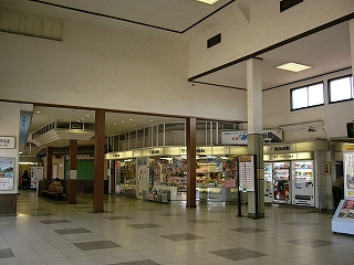 Kioskのあるあたりの天井は通常通り一階分の高さ。