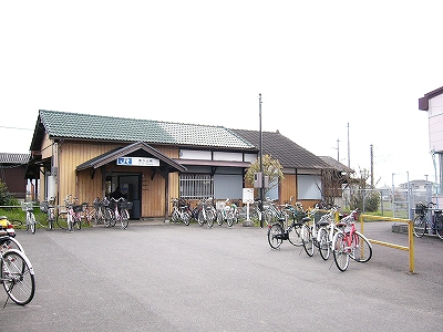 小ぶりな木造駅舎の香久山駅駅舎。