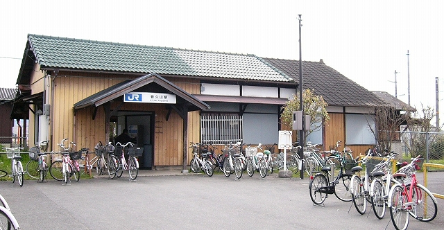 香久山駅駅舎。