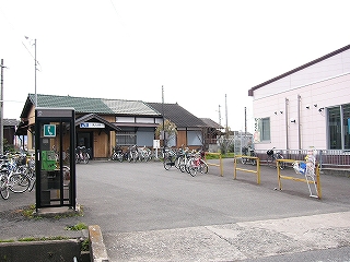 駅前広場と駅舎。自転車が数十台駐められている。