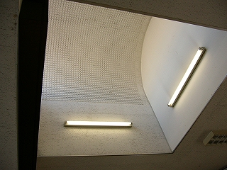 天井に空いた四角い穴からは光が差し込み、穴の突き当たりはアーチ状の天井になっている。