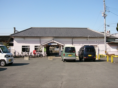 駅舎の前には自動車が何台か停められている。