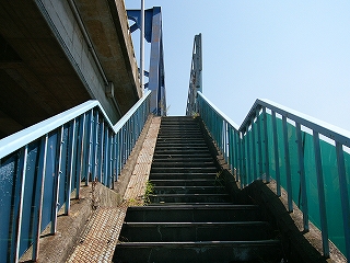 道路橋への長くて細い階段。