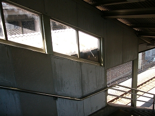 階段内脇の窓の様子。こちらも菱形で木枠の窓。横2枚で一組になっている。
