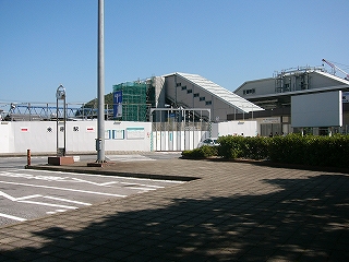 パススペースの乗降場と、斜めに空へ立ち上がっている駅の跨線橋への階段。