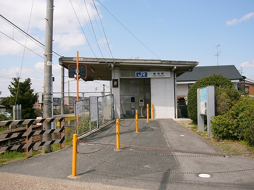 陸屋根が左に長いコンクリートの駅舎。