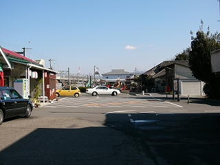 駅前広場は十分なスペースをとってあり、バスが入ることも可能。