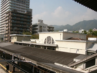 v字に折れたホームの屋根の上と駅舎の二階部分にある半円形の大きな窓。
