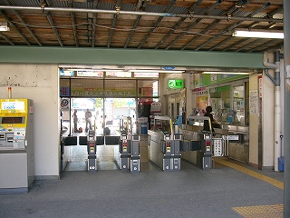 4レーンある自動改札。左端は有人改札で緑の窓口を兼ねていて、車椅子の通れる幅になっている。