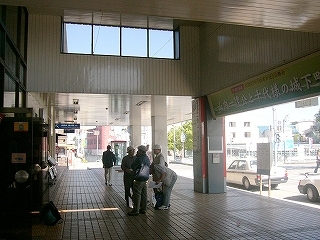 駅から出たすぐのところだけ、屋根も2階分の高さがあるが、それ以外は1階の高さにあわせてある。屋根は白色。
