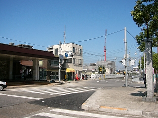 駅舎を正面にして右手に信号のあるＴ字路がある。