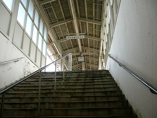 階段と上屋を見上げて。屋根からは近江今津行きのりばと示された細長い看板がつられている。