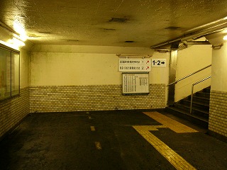 地下通路の端は右に折れてすぐ階段につながっている。