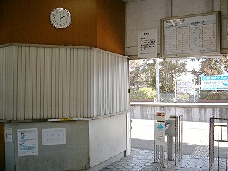 駅舎の中から。シャッターの下りた出札口と改札口。