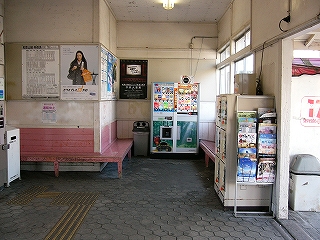 ピンクの長椅子、カップ式の飲料自販機、コインロッカー。