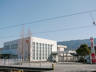 白色で新築で割と大きな建物の郵便局。駐車場もある。