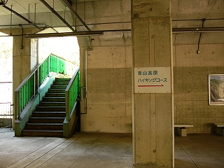 跨道橋の階段が短くコンコース内に突き出ている。