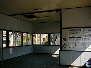 窓が一列に並んでいる駅舎内。