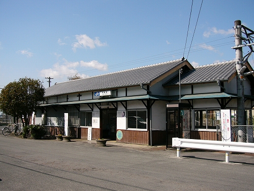 白壁瓦屋根の駅舎。
