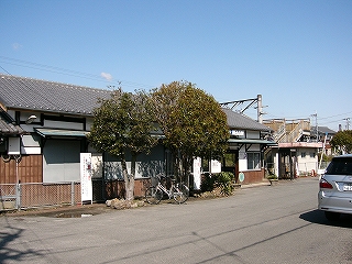 背の高い緑の木と駅舎。