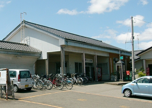 大土呂駅駅舎。白塗りの木造駅舎。