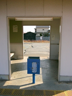 ホーム側の駅舎の間口を通して、外側の駅舎の間口を見て。