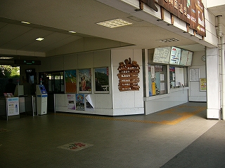 駅舎内の角になった部分。左側が改札口、右側が出札系統。