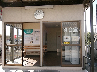 待合室の入口。同じ大きさの間口が2つ並び、2つの間口の上の真中にはアナログの時計が掛けられている。