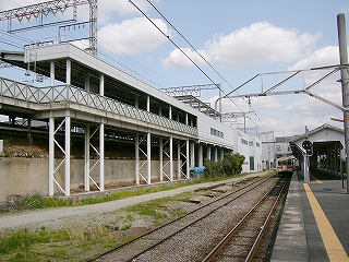 近鉄桜井駅の高架の側面。鉄骨の柱がホームを高く支えている。
