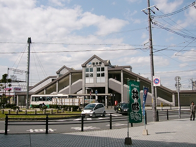 駅舎と緑の芝生のロータリー中央部。