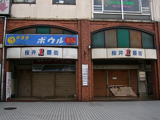桜井１番館のビルは下がくりぬかれたようになっていて、そこがレンガ積みになっている。