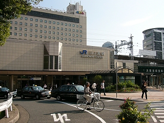 横に長い駅舎の右端部分。JR三ノ宮駅の表示がある。