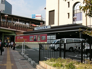 阪神電車三宮駅の表示のある低い簡単な屋根。