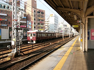 JR線が1線、その隣りに阪急線が2線。