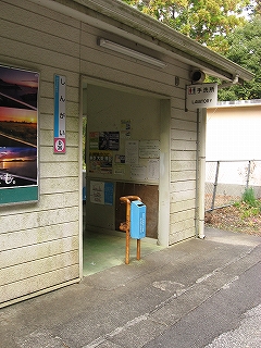 水色のきっぷ箱のある駅舎出入口
